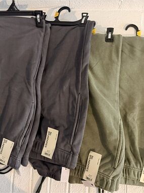 No Boundaries Men's Fleece Joggers in Gray and Olive